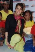 Isha Koppikar with Akanksha children at Welspun showroom - inditop.com43