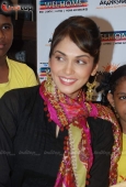 Isha Koppikar with Akanksha children at Welspun showroom - inditop.com45