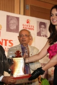 Kangana & abhishek at Giants International Award - inditop.com18