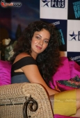 Kangana on the sets of Faarah Khah chat show Tere Mere Beach Mein 1