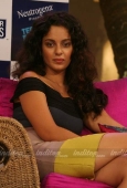 Kangana on the sets of Faarah Khah chat show Tere Mere Beach Mein 17