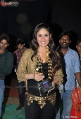 Katrina Kaif and Kareena Kapoor at Star Screen Awards red carpet - inditop.com 3