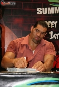 Khali meets fans - inditop.com 1