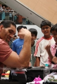 Khali meets fans - inditop.com 13