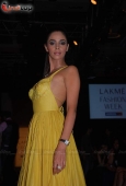 Mallika Sherawat, Isha Koppikar & other celebs on day 1 of Lakme - inditop.com20