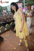 Prachi Desai and Aftab at Pratap Sarnaik dahi handi - inditop.com1