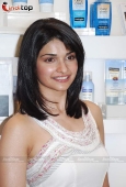 Prachi Desai at  First Anniversary of Indias only Flagship Neutrogena Boutique - inditop.com7