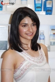 Prachi Desai at  First Anniversary of Indias only Flagship Neutrogena Boutique - inditop.com8