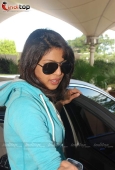 Priyanka Chopra snapped at Mumbai airport - inditop.com13