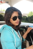 Priyanka Chopra snapped at Mumbai airport - inditop.com16