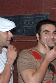 Salman Khan & Arbaaz at Dabangg screening - inditop.com12