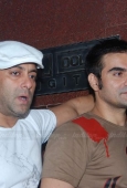 Salman Khan & Arbaaz at Dabangg screening - inditop.com16