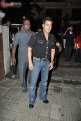 Salman Khan and Sonakshi Sinha at the special screening of Peepli Live - inditop.com2