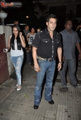 Salman Khan and Sonakshi Sinha at the special screening of Peepli Live - inditop.com4