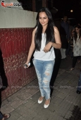 Salman Khan and Sonakshi Sinha at the special screening of Peepli Live - inditop.com5