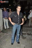 Salman Khan and Sonakshi Sinha at the special screening of Peepli Live - inditop.com7