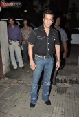 Salman Khan and Sonakshi Sinha at the special screening of Peepli Live - inditop.com8