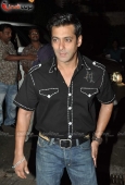 Salman Khan and Sonakshi Sinha at the special screening of Peepli Live - inditop.com9