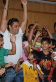 Salman cheers cancer patients of Hinduja Hospital 