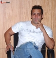 Salman cheers cancer patients of Hinduja Hospital 1