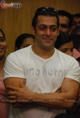 Salman cheers cancer patients of Hinduja Hospital 10