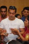 Salman cheers cancer patients of Hinduja Hospital 11