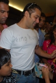 Salman cheers cancer patients of Hinduja Hospital 5