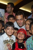 Salman cheers cancer patients of Hinduja Hospital 6