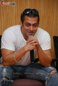 Salman cheers cancer patients of Hinduja Hospital 7