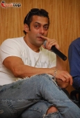 Salman cheers cancer patients of Hinduja Hospital 8