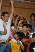 Salman cheers cancer patients of Hinduja Hospital 9