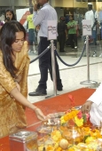 Sameera Reddy at Oberoi Mall ganpati - inditop.com