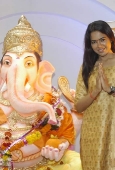 Sameera Reddy at Oberoi Mall ganpati - inditop.com14