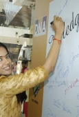 Sameera Reddy at Oberoi Mall ganpati - inditop.com17