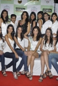 Sameera Reddy with 10 Miss India finalists at Streax parlour - inditop.com 16