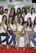 Sameera Reddy with 10 Miss India finalists at Streax parlour - inditop.com 17