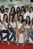 Sameera Reddy with 10 Miss India finalists at Streax parlour - inditop.com 18