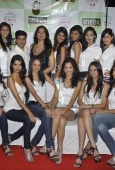 Sameera Reddy with 10 Miss India finalists at Streax parlour - inditop.com 19