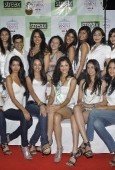 Sameera Reddy with 10 Miss India finalists at Streax parlour - inditop.com 20