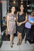 Sameera Reddy with 10 Miss India finalists at Streax parlour - inditop.com 8