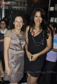 Sameera Reddy with 10 Miss India finalists at Streax parlour - inditop.com 9