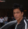 Shahrukh Khan spotted entering D-decor private party - inditop.com2