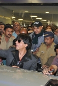 Shahrukh Khan, Kajol and Karan last night at the airport - inditop.com 12