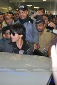 Shahrukh Khan, Kajol and Karan last night at the airport - inditop.com 13