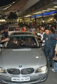 Shahrukh Khan, Kajol and Karan last night at the airport - inditop.com 18