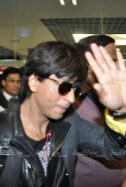 Shahrukh Khan, Kajol and Karan last night at the airport - inditop.com 4