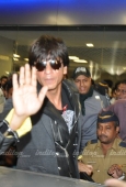 Shahrukh Khan, Kajol and Karan last night at the airport - inditop.com 9