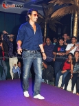 Shahrukh, Shilpa, Shamita, Arjun walk the ramp at KKR-RR party in Kolkatta - inditop.com 