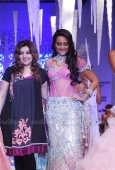 Sonakshi Sinha walks the ramp on final day of IIJW - inditop.com15