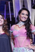 Sonakshi Sinha walks the ramp on final day of IIJW - inditop.com17